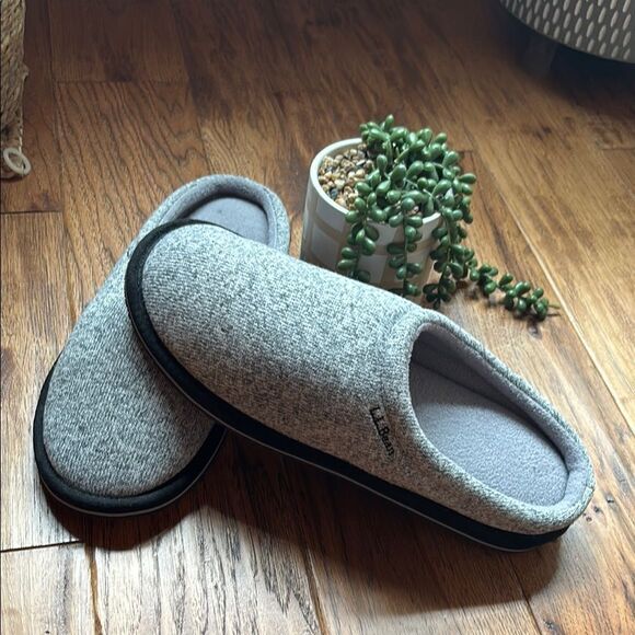 Like new LLBEAN Cozy Gray Slippers with Black Trim - Picture 1 of 10